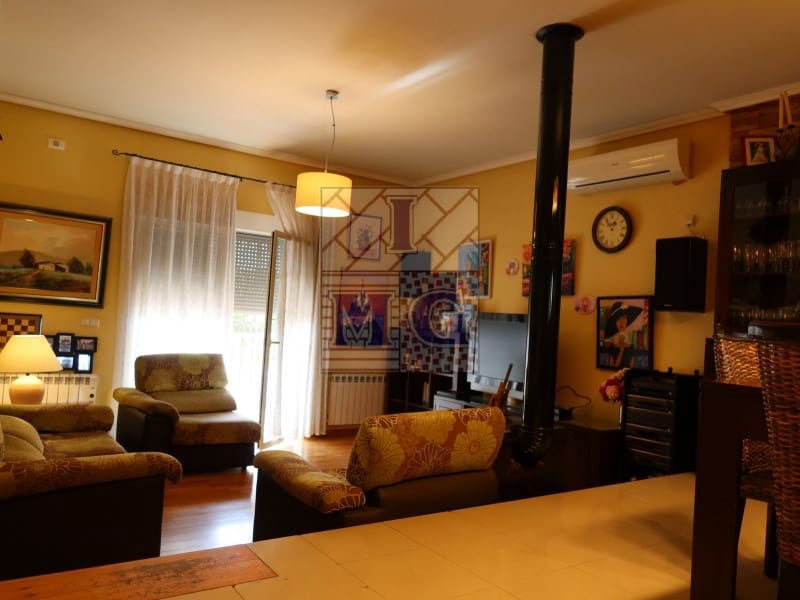 4 makuuhuone Huvila myytävänä paikassa Zarandona mukana 
autotalli - 420 000 € (Ref: 9412329)