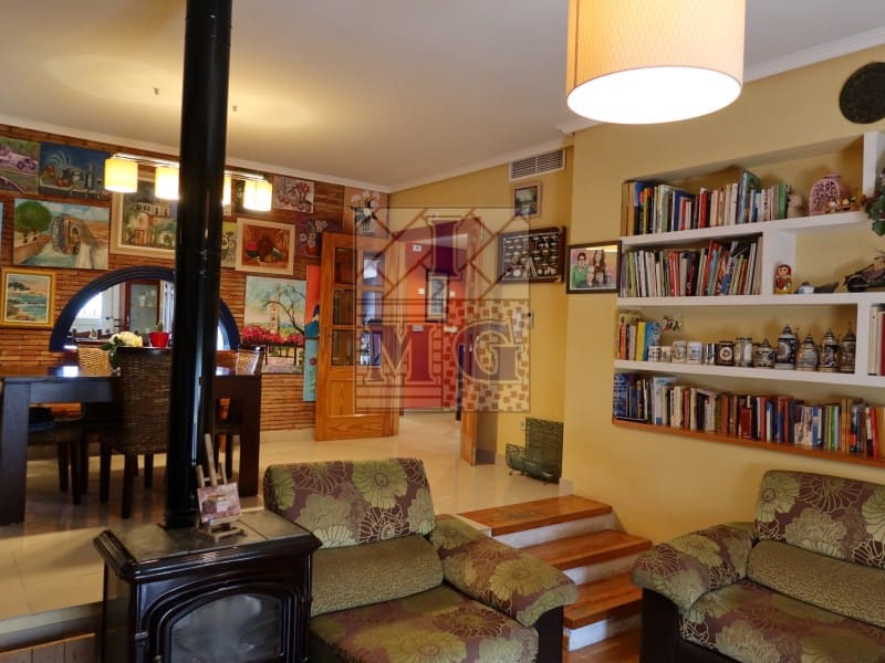 4 makuuhuone Huvila myytävänä paikassa Zarandona mukana 
autotalli - 420 000 € (Ref: 9412329)