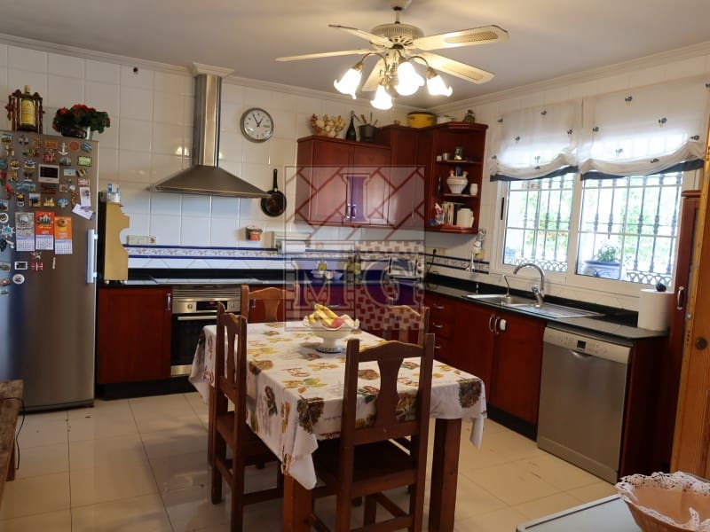 4 makuuhuone Huvila myytävänä paikassa Zarandona mukana 
autotalli - 420 000 € (Ref: 9412329)