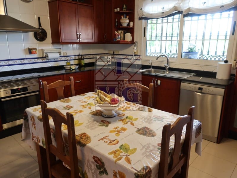 4 makuuhuone Huvila myytävänä paikassa Zarandona mukana 
autotalli - 420 000 € (Ref: 9412329)