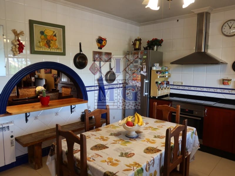 4 makuuhuone Huvila myytävänä paikassa Zarandona mukana 
autotalli - 420 000 € (Ref: 9412329)