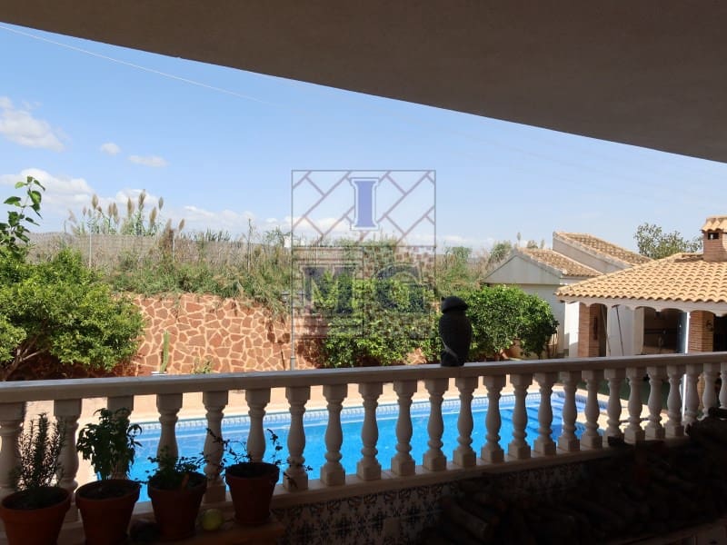 4 makuuhuone Huvila myytävänä paikassa Zarandona mukana 
autotalli - 420 000 € (Ref: 9412329)