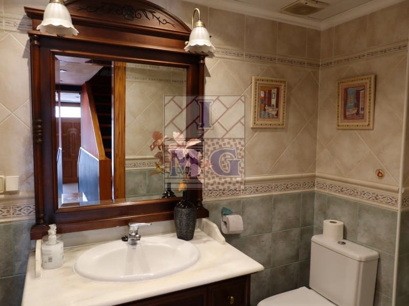 4 makuuhuone Huvila myytävänä paikassa Zarandona mukana 
autotalli - 420 000 € (Ref: 9412329)