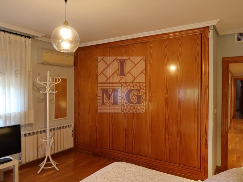 4 makuuhuone Huvila myytävänä paikassa Zarandona mukana 
autotalli - 420 000 € (Ref: 9412329)