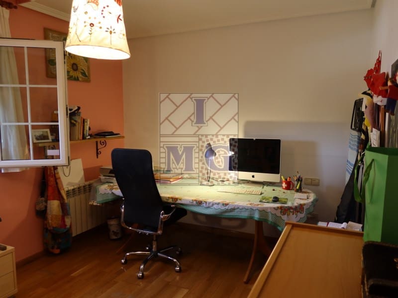 4 makuuhuone Huvila myytävänä paikassa Zarandona mukana 
autotalli - 420 000 € (Ref: 9412329)