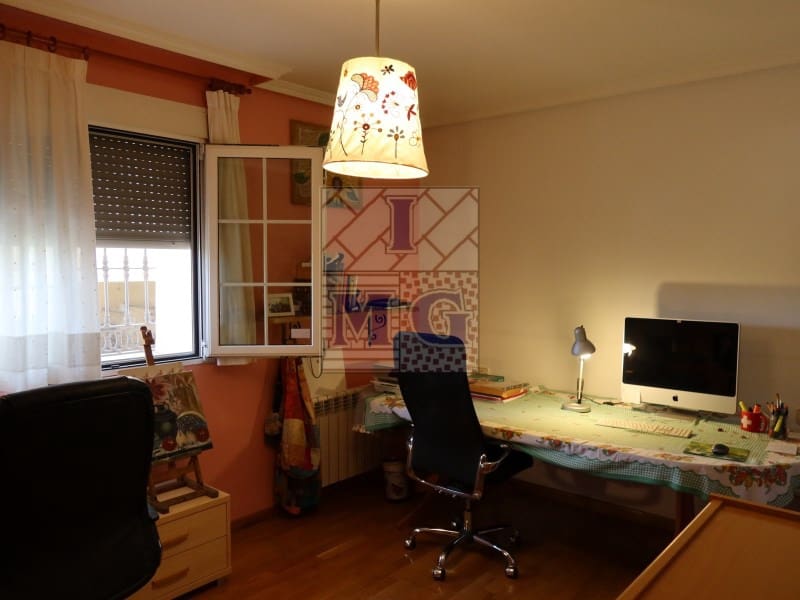 4 makuuhuone Huvila myytävänä paikassa Zarandona mukana 
autotalli - 420 000 € (Ref: 9412329)