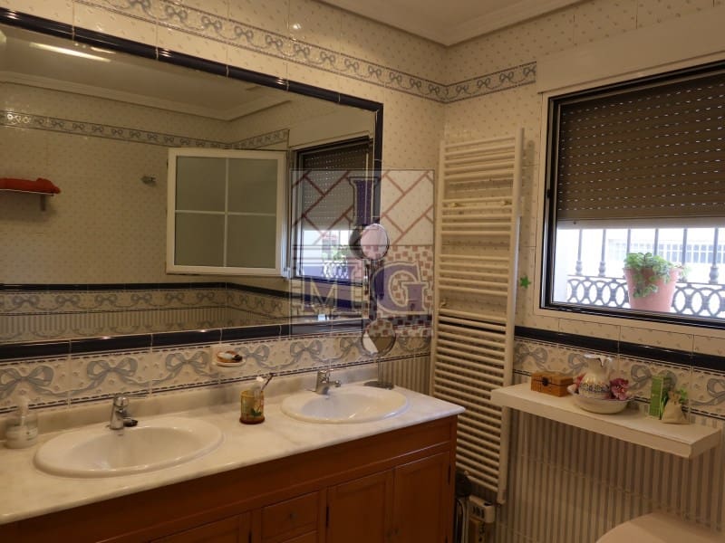 4 makuuhuone Huvila myytävänä paikassa Zarandona mukana 
autotalli - 420 000 € (Ref: 9412329)