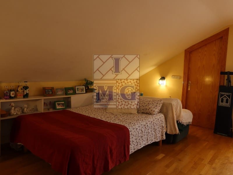 4 makuuhuone Huvila myytävänä paikassa Zarandona mukana 
autotalli - 420 000 € (Ref: 9412329)