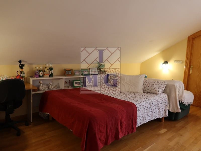 4 makuuhuone Huvila myytävänä paikassa Zarandona mukana 
autotalli - 420 000 € (Ref: 9412329)