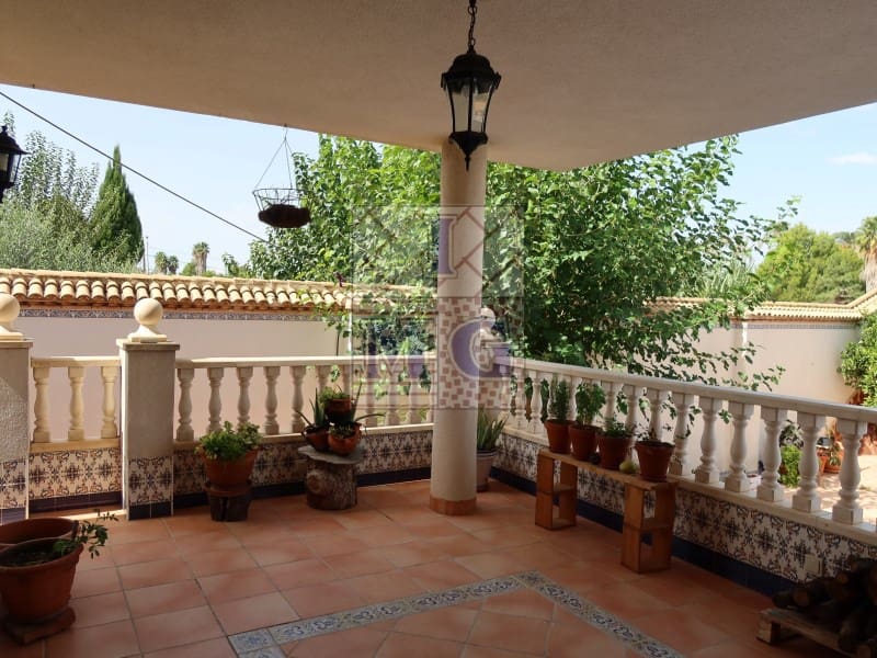 4 makuuhuone Huvila myytävänä paikassa Zarandona mukana 
autotalli - 420 000 € (Ref: 9412329)