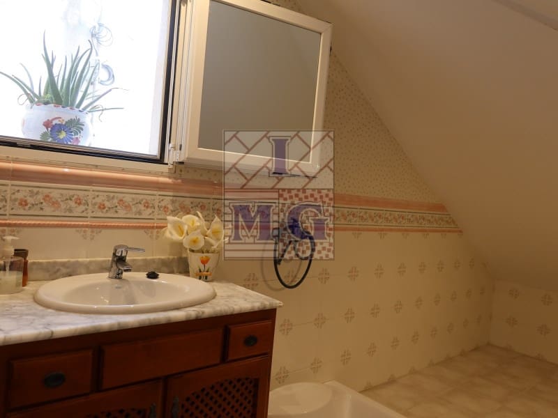 4 makuuhuone Huvila myytävänä paikassa Zarandona mukana 
autotalli - 420 000 € (Ref: 9412329)