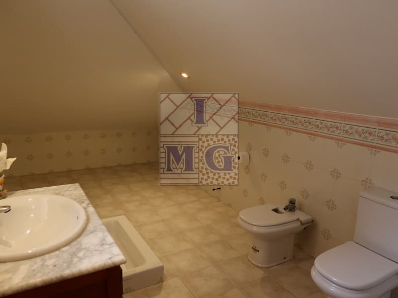 4 makuuhuone Huvila myytävänä paikassa Zarandona mukana 
autotalli - 420 000 € (Ref: 9412329)