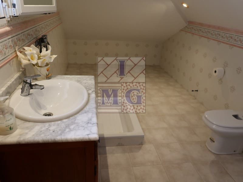 4 makuuhuone Huvila myytävänä paikassa Zarandona mukana 
autotalli - 420 000 € (Ref: 9412329)