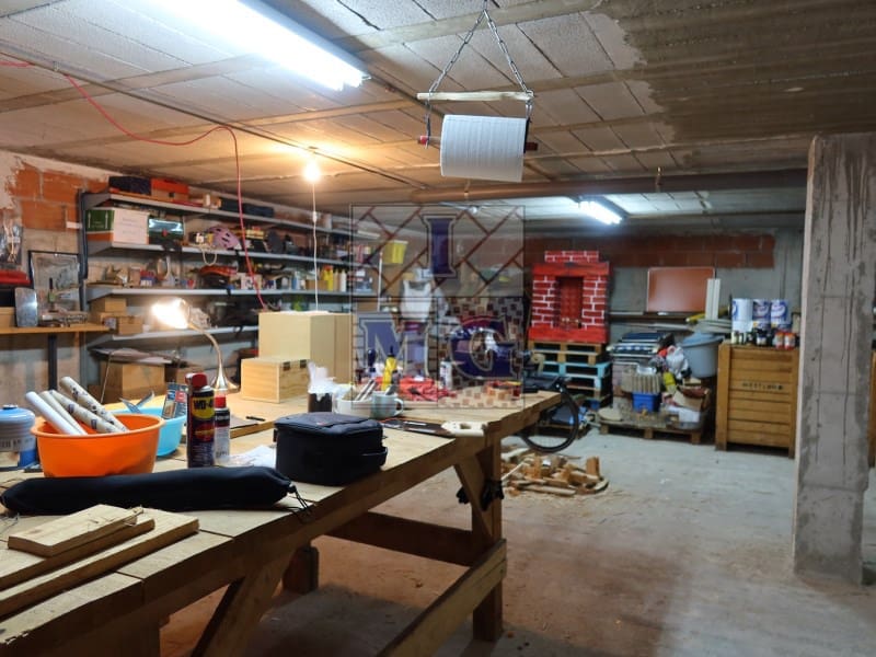 4 makuuhuone Huvila myytävänä paikassa Zarandona mukana 
autotalli - 420 000 € (Ref: 9412329)