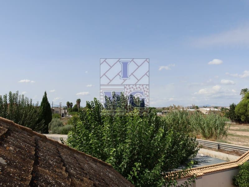 4 makuuhuone Huvila myytävänä paikassa Zarandona mukana 
autotalli - 420 000 € (Ref: 9412329)