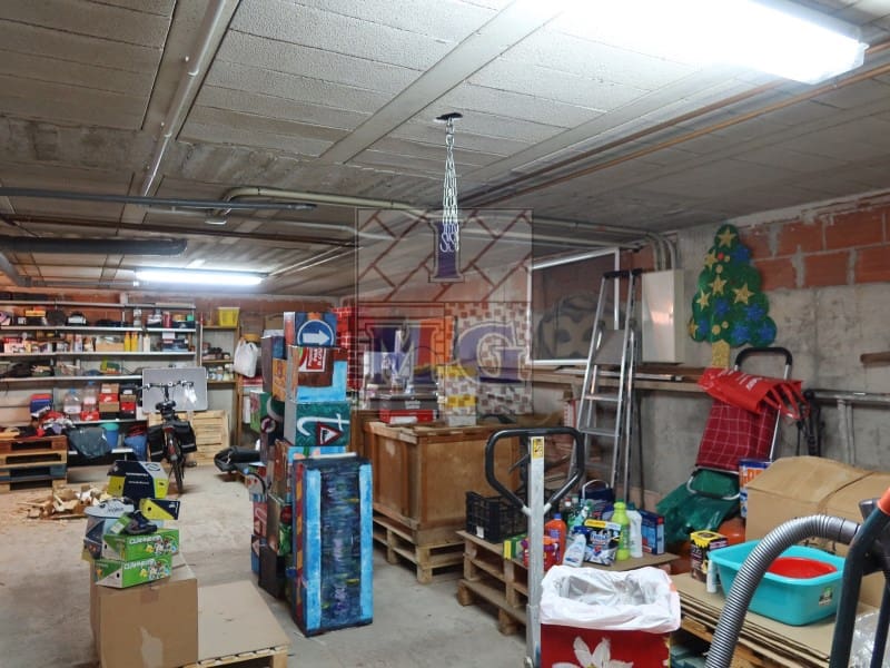 4 makuuhuone Huvila myytävänä paikassa Zarandona mukana 
autotalli - 420 000 € (Ref: 9412329)