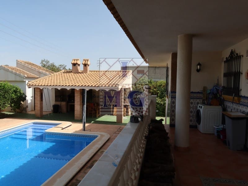 4 makuuhuone Huvila myytävänä paikassa Zarandona mukana 
autotalli - 420 000 € (Ref: 9412329)