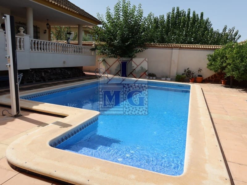 4 makuuhuone Huvila myytävänä paikassa Zarandona mukana 
autotalli - 420 000 € (Ref: 9412329)