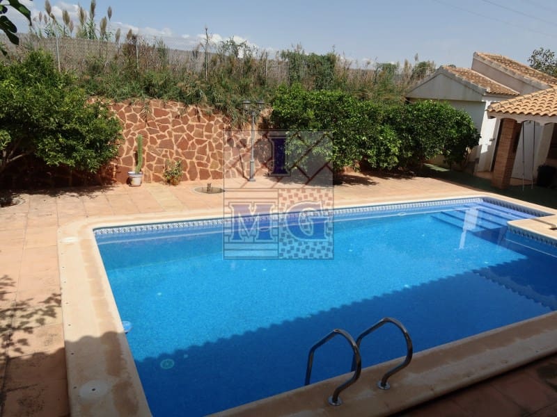 4 makuuhuone Huvila myytävänä paikassa Zarandona mukana 
autotalli - 420 000 € (Ref: 9412329)