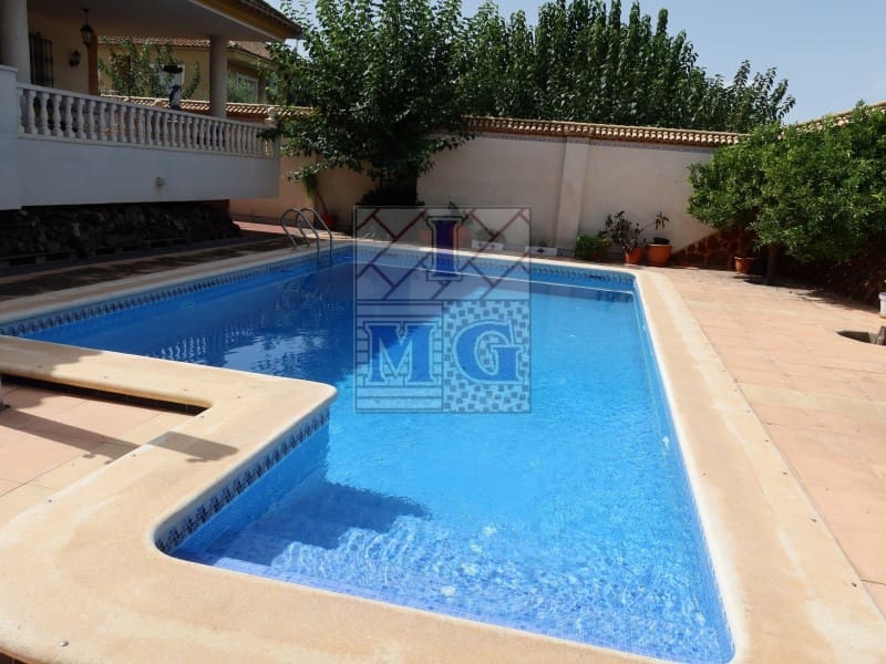 4 makuuhuone Huvila myytävänä paikassa Zarandona mukana 
autotalli - 420 000 € (Ref: 9412329)