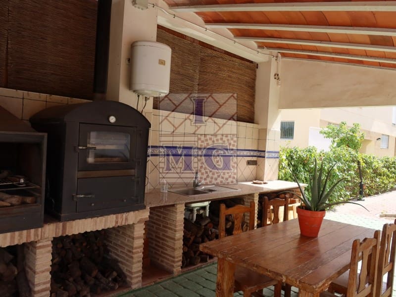 4 makuuhuone Huvila myytävänä paikassa Zarandona mukana 
autotalli - 420 000 € (Ref: 9412329)