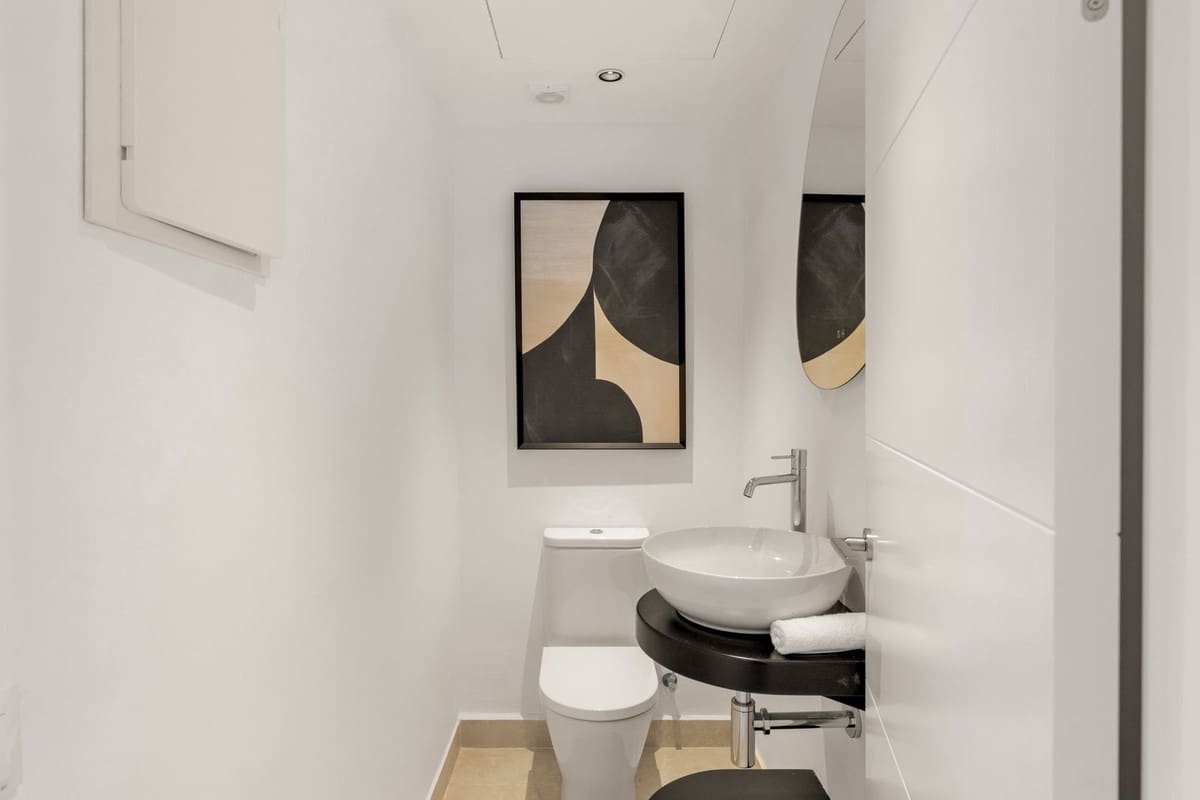 3 bedroom Apartment for sale in Nueva Andalucia with pool garage - € 912,000 (Ref: 9331381)