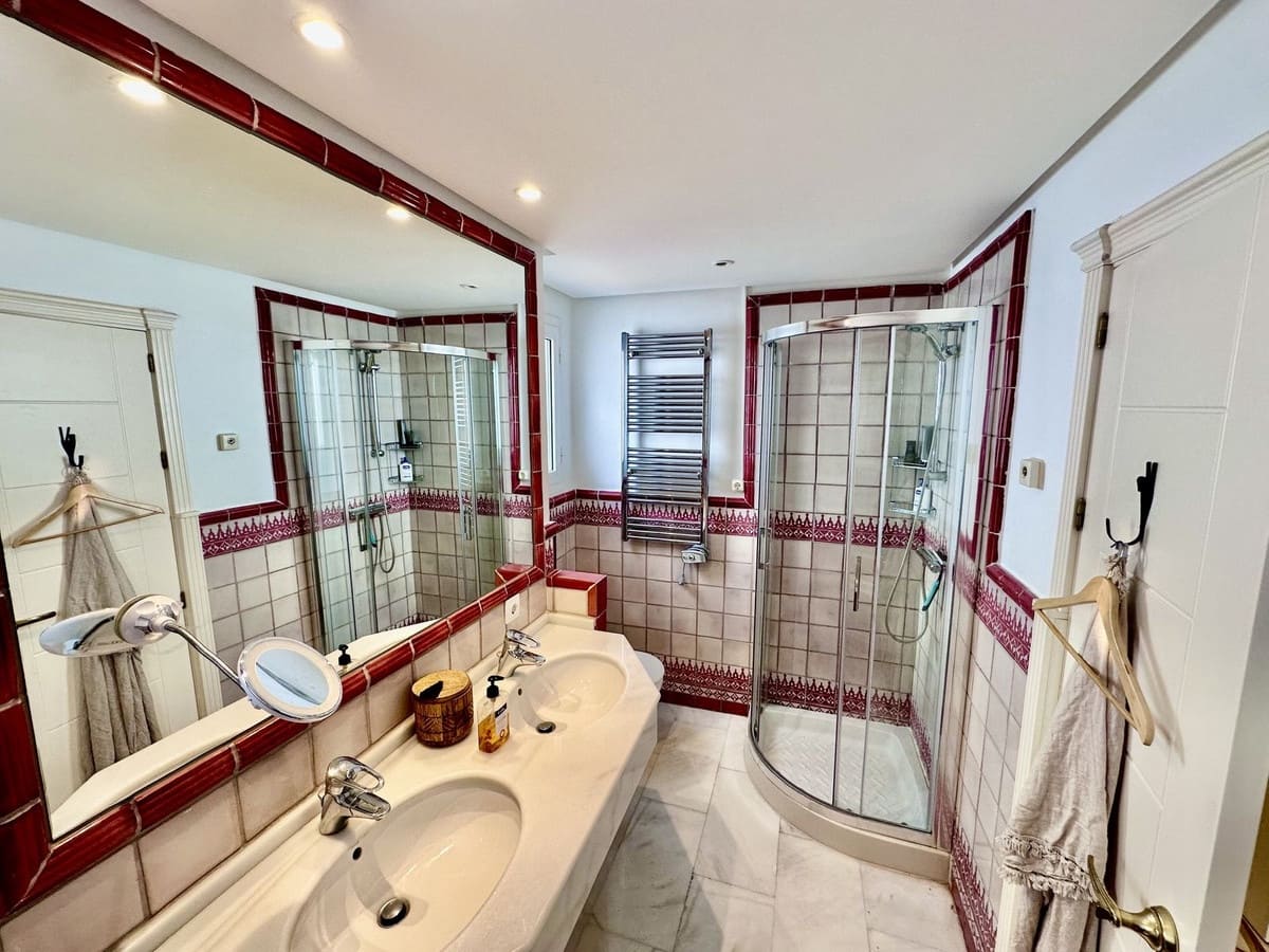 2 bedroom Apartment for sale in San Pedro de Alcantara with pool garage - € 729,000 (Ref: 9331393)