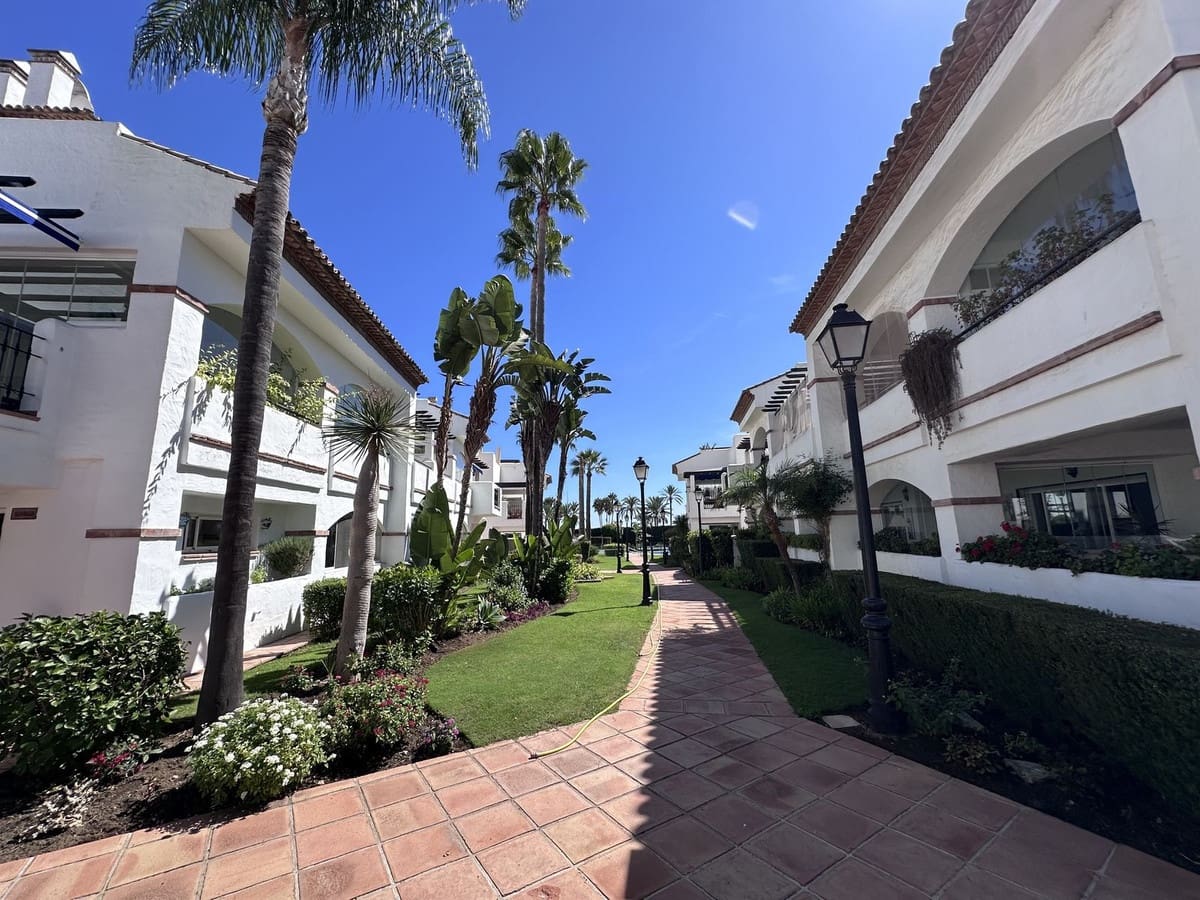 2 bedroom Apartment for sale in San Pedro de Alcantara with pool garage - € 729,000 (Ref: 9331393)