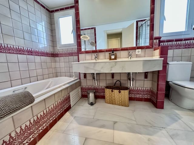 2 makuuhuone Huoneisto myytävänä paikassa San Pedro de Alcantara, Marbella mukana uima-altaan 
autotalli - 729 000 € (Ref: 9331393)