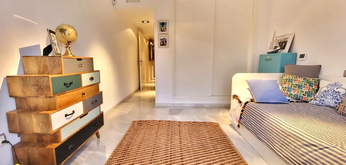 4 bedroom Penthouse for sale in Marbella with pool garage - € 1,395,000 (Ref: 9331394)