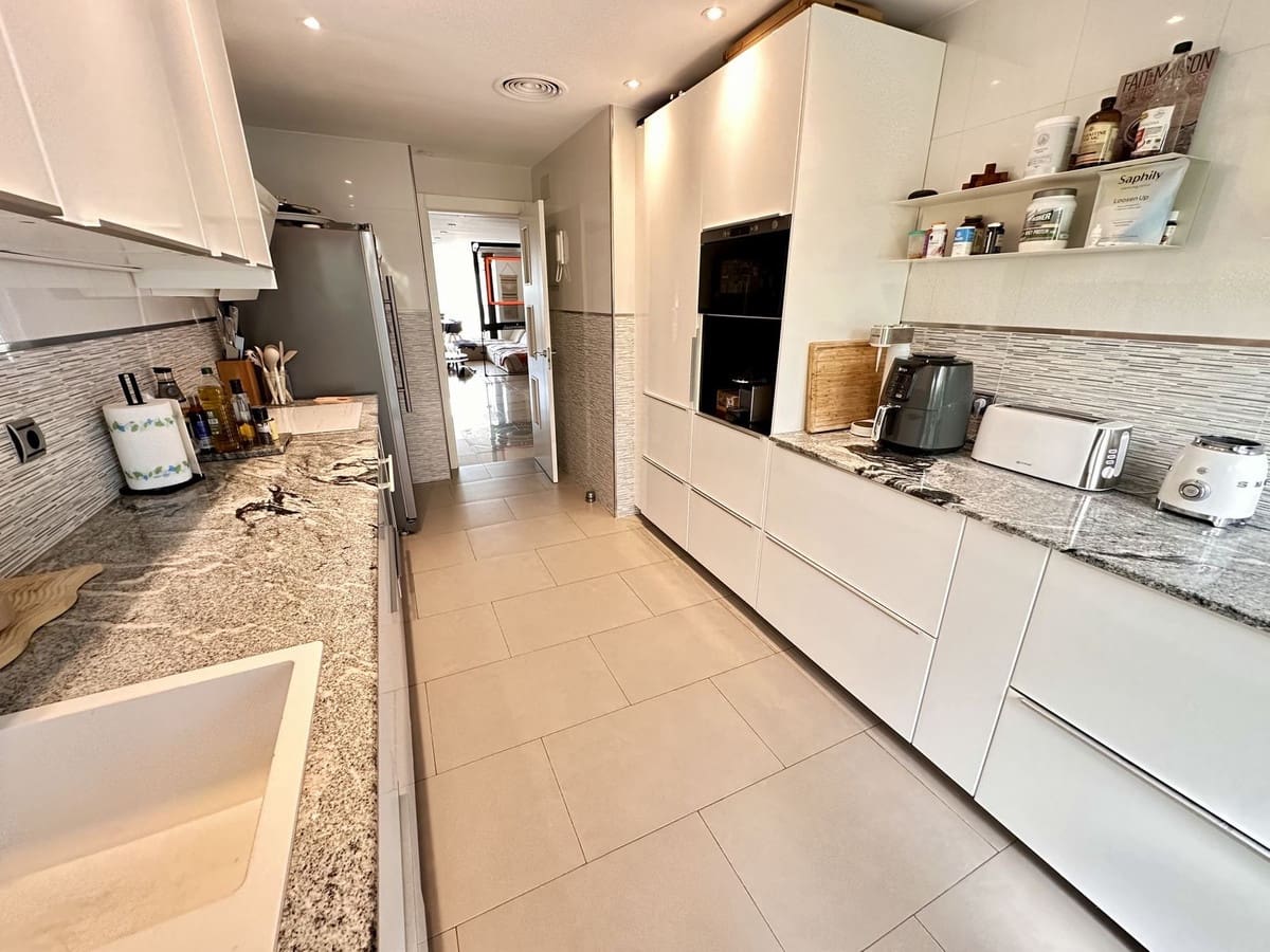 Apartamento de 3 habitaciones en Benahavís en venta con piscina garaje - 825.000 € (Ref: 9331398)