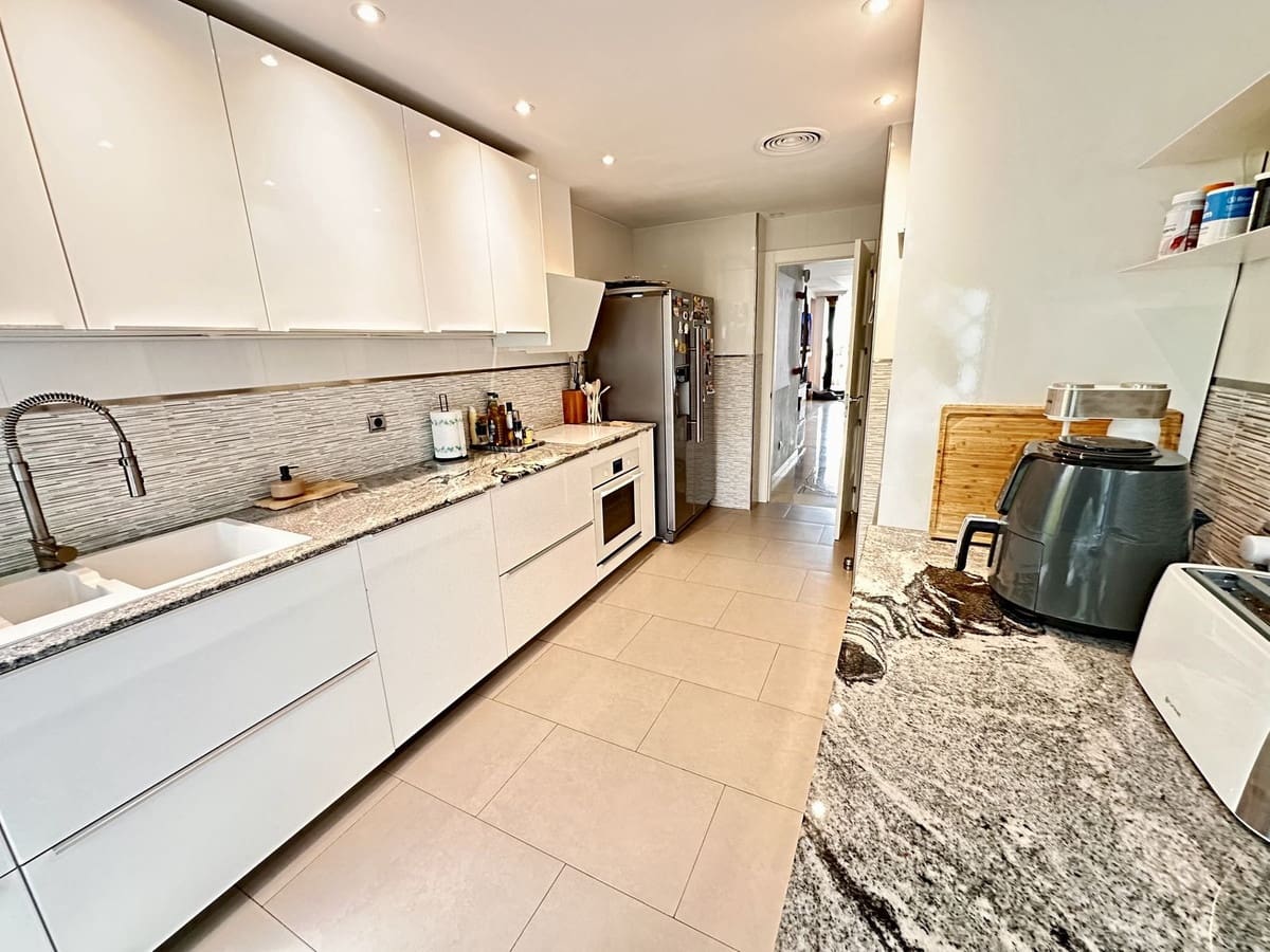 Apartamento de 3 habitaciones en Benahavís en venta con piscina garaje - 825.000 € (Ref: 9331398)