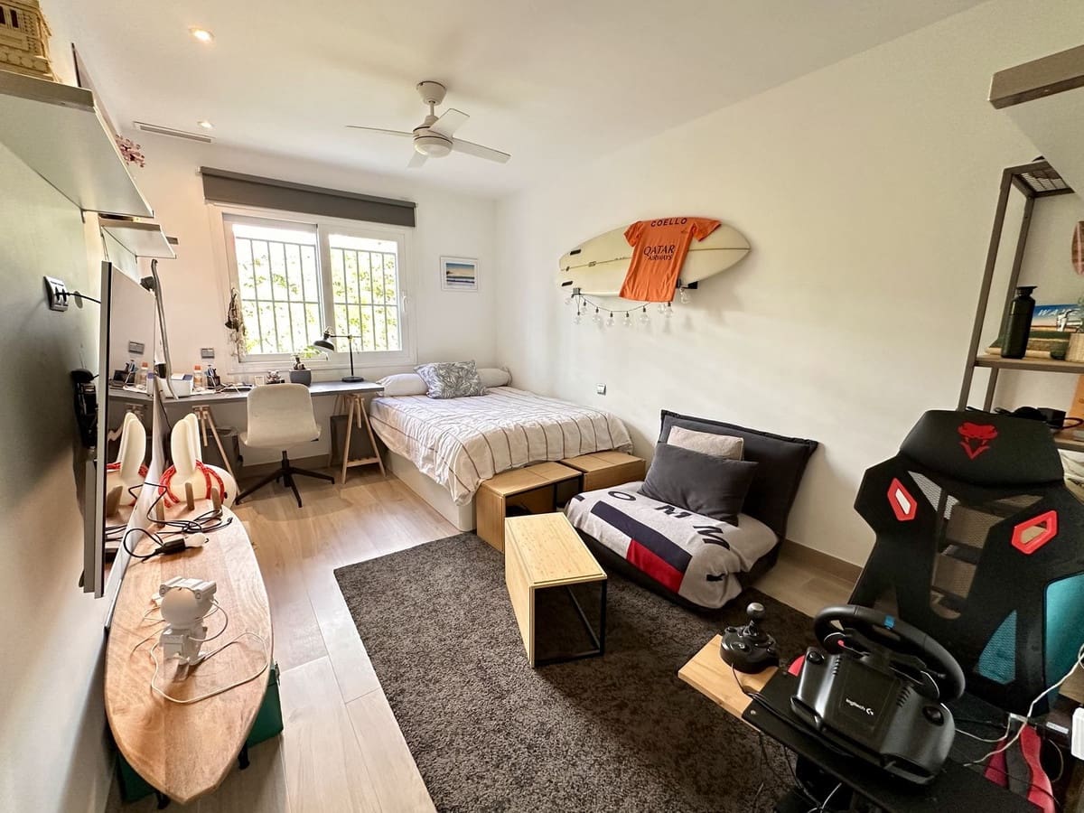 Apartamento de 3 habitaciones en Benahavís en venta con piscina garaje - 825.000 € (Ref: 9331398)