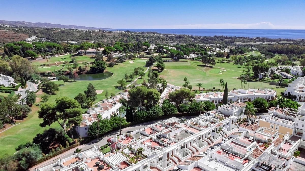 1 soverom Penthouse til salgs i Nueva Andalucia med svømmebasseng garasje - € 347 500 (Ref: 9331524)