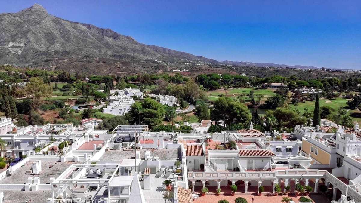 1 soverom Penthouse til salgs i Nueva Andalucia med svømmebasseng garasje - € 347 500 (Ref: 9331524)