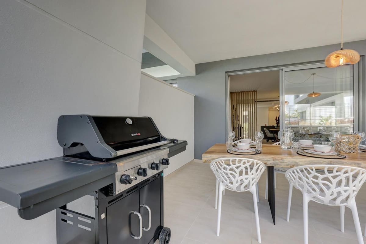 2 bedroom Apartment for sale in Estepona with pool garage - € 460,000 (Ref: 9331597)