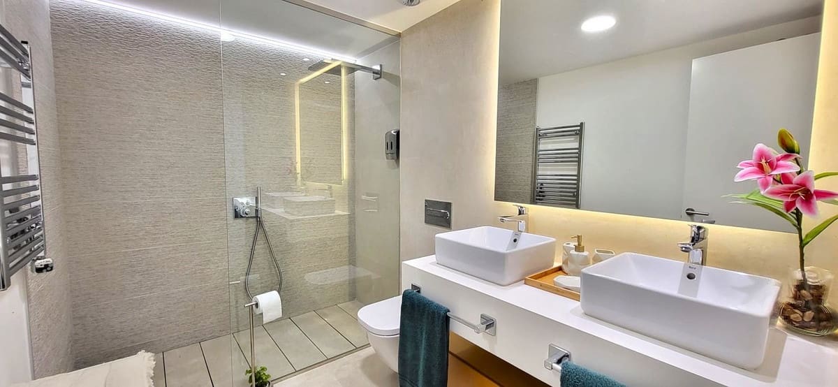 3 sypialnia Dom blizniak na sprzedaż w El Chaparral z basenem garażem - 849 000 € (Ref: 9331625)