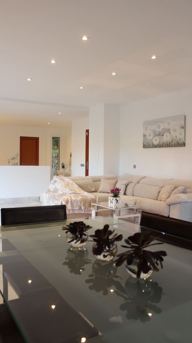 Chalet de 4 habitaciones en Benahavís en venta con piscina garaje - 650.000 € (Ref: 9331644)