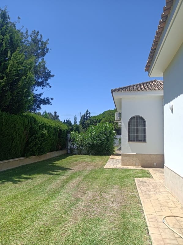 6 bedroom Villa for sale in Chiclana de la Frontera with pool garage - € 1,250,000 (Ref: 10120753)