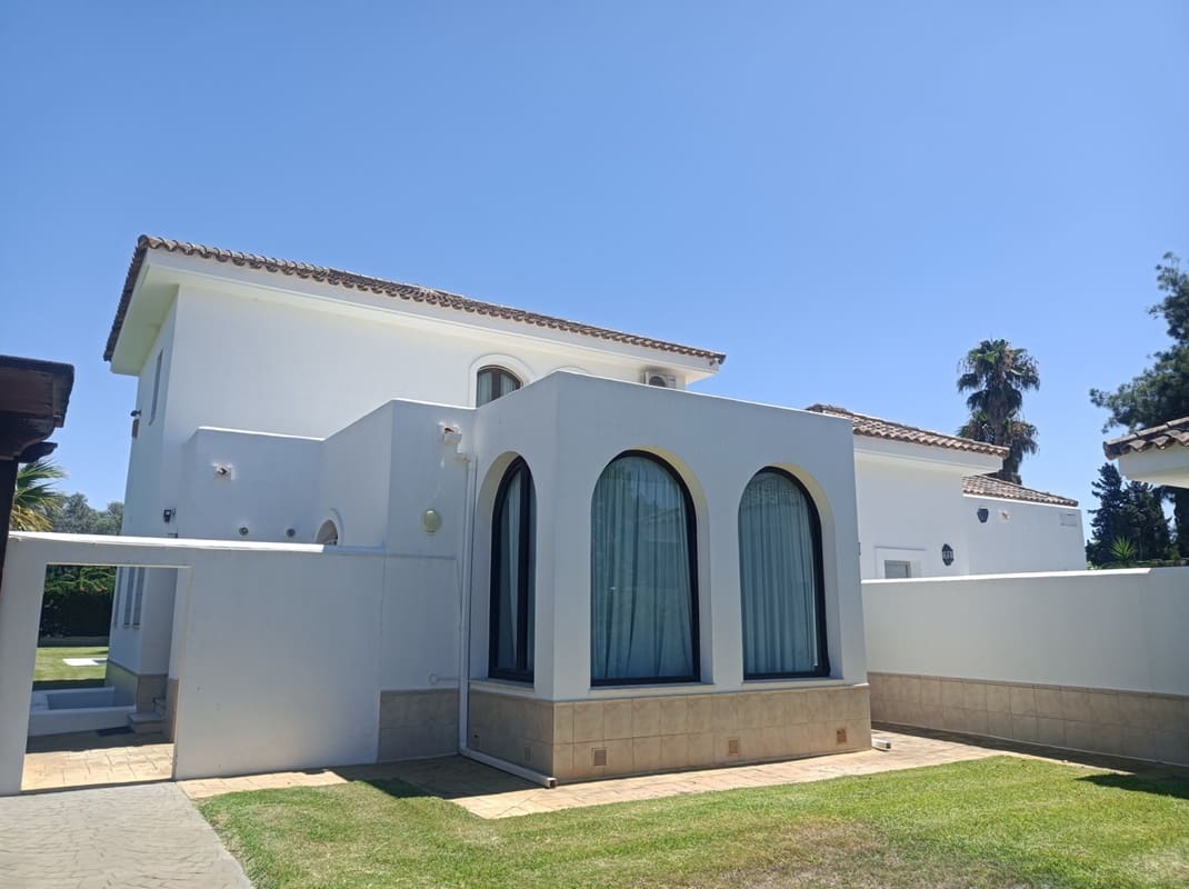 6 bedroom Villa for sale in Chiclana de la Frontera with pool garage - € 1,250,000 (Ref: 10120753)