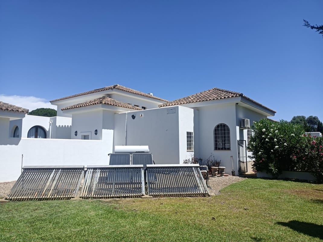 6 bedroom Villa for sale in Chiclana de la Frontera with pool garage - € 1,250,000 (Ref: 10120753)