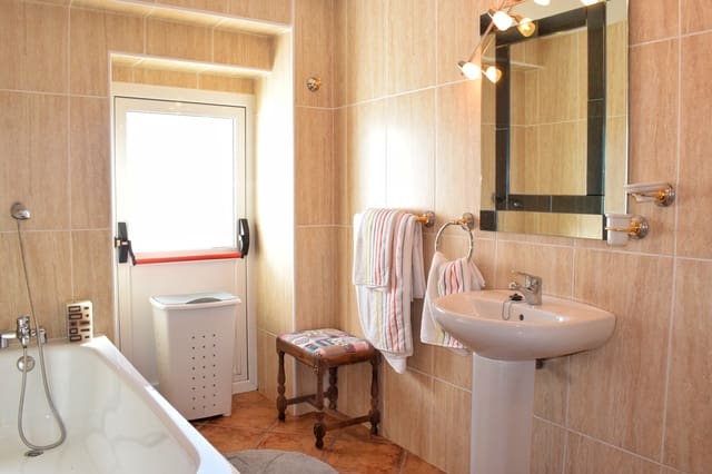 2 soverom Leilighet til leie i Pruna med svømmebasseng garasje - € 795 (Ref: 4149324)