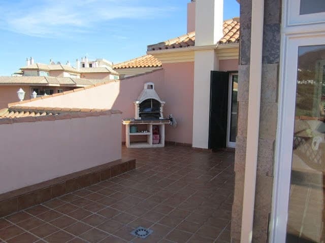 2 makuuhuone Kattohuoneisto vuokrattavana paikassa Fuengirola mukana uima-altaan 
autotalli - 2 200 € (Ref: 8875908)