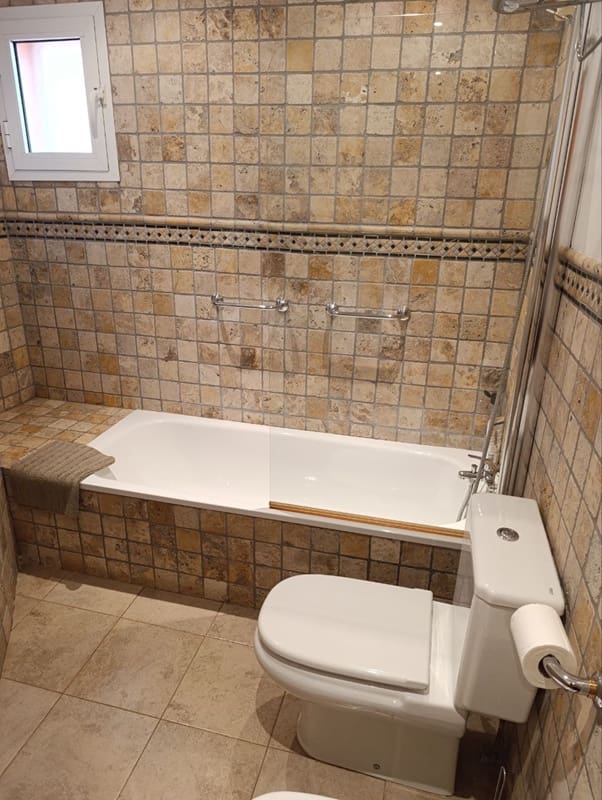 2 bedroom Penthouse for rent in Fuengirola with pool garage - € 2,500 (Ref: 8875908)