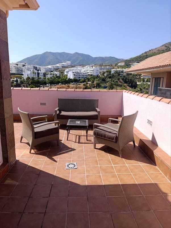 2 bedroom Penthouse for rent in Fuengirola with pool garage - € 2,500 (Ref: 8875908)