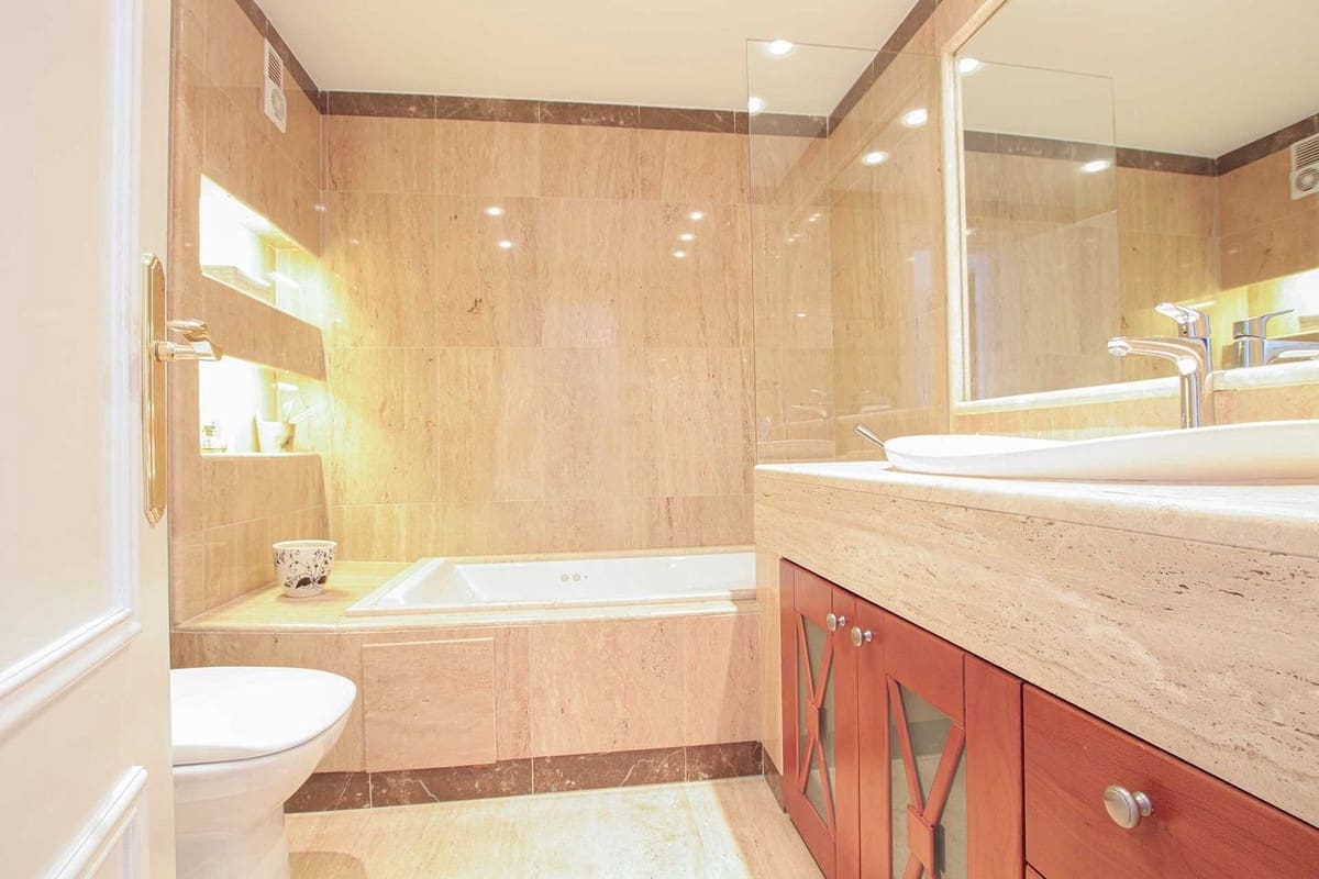 2 soverom Leilighet til salgs i Nueva Andalucia med svømmebasseng - € 769 999 (Ref: 10023386)