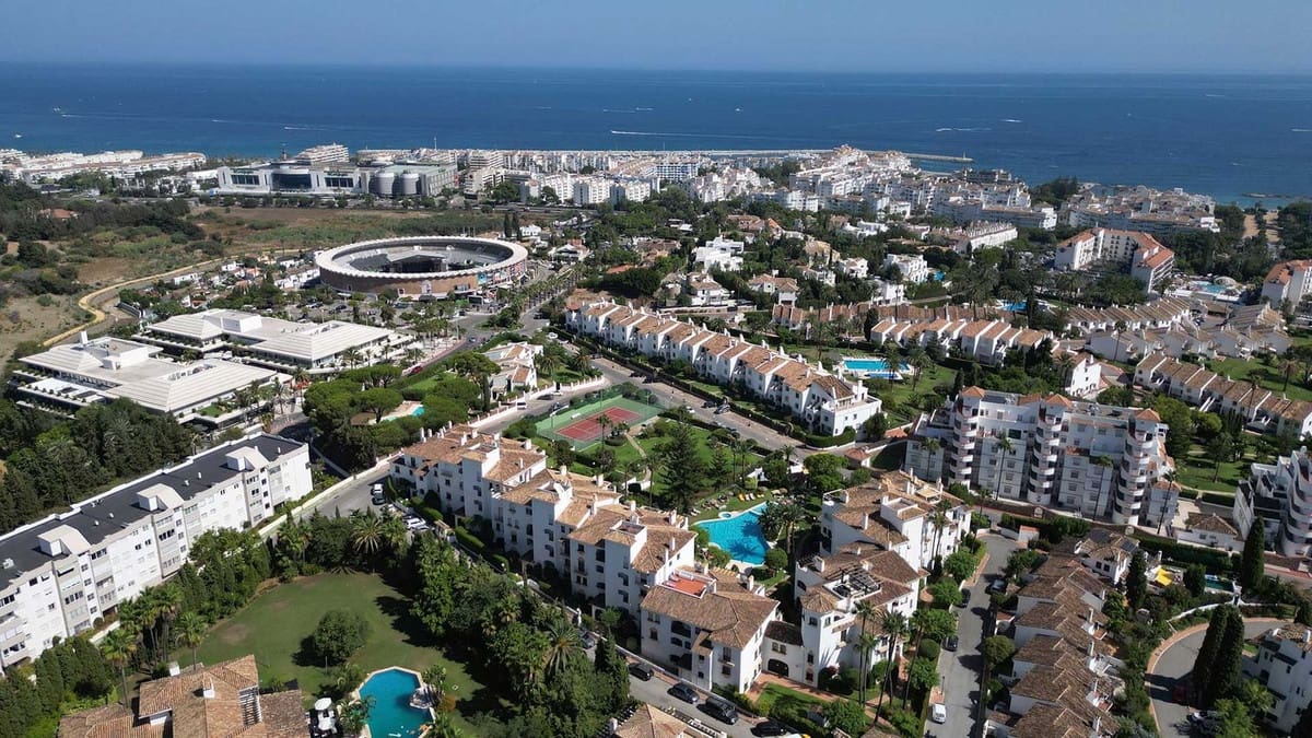 2 soverom Leilighet til salgs i Nueva Andalucia med svømmebasseng - € 769 999 (Ref: 10023386)