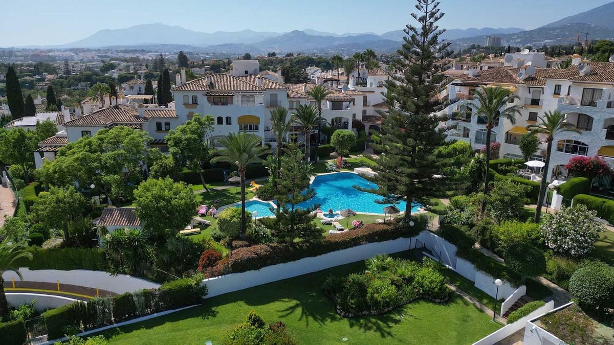 2 soverom Leilighet til salgs i Nueva Andalucia med svømmebasseng - € 769 999 (Ref: 10023386)