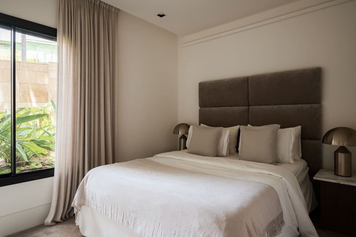 3 bedroom Apartment for sale in La Quinta with pool garage - € 2,295,000 (Ref: 10124684)