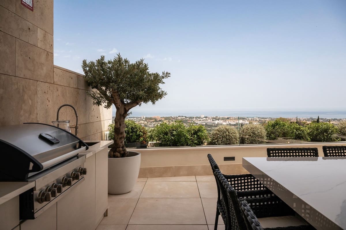 3 bedroom Apartment for sale in La Quinta with pool garage - € 2,295,000 (Ref: 10124684)